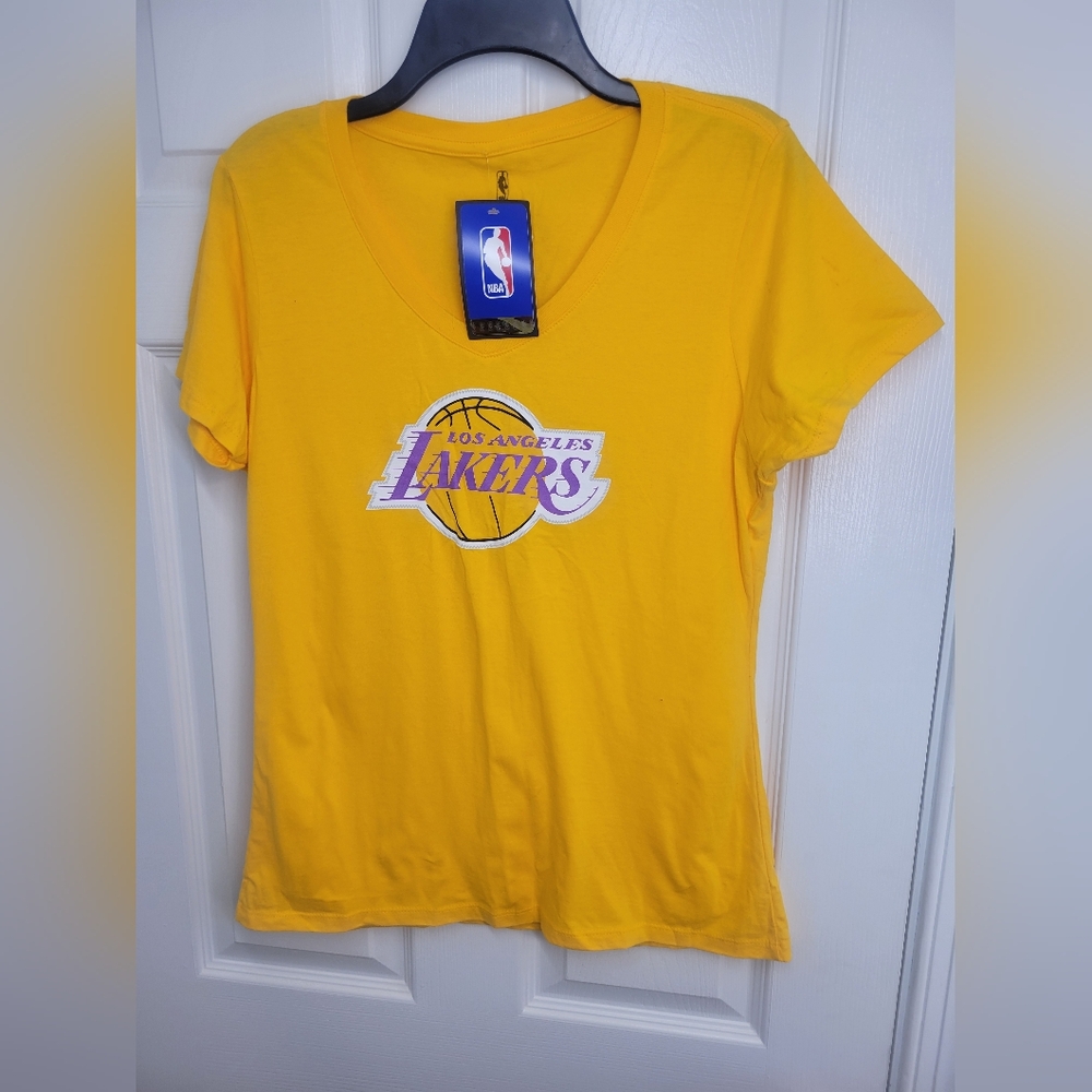 NBA Los Angeles Lakers Yellow T-Shirt LeBron James #23 NWT Size M